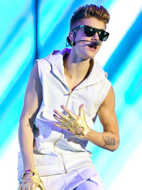 Justin Bieber shows off new owl tattoo on stage