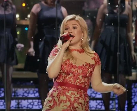 Kelly Clarkson Gets Christmassy In Her Underneath The Tree Video Pop S Capital