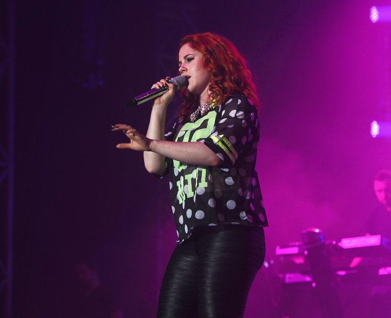 Katy B Performs Vodafone Big Top 40 Hit 'Lights On' At The #IOWFest2014 ...