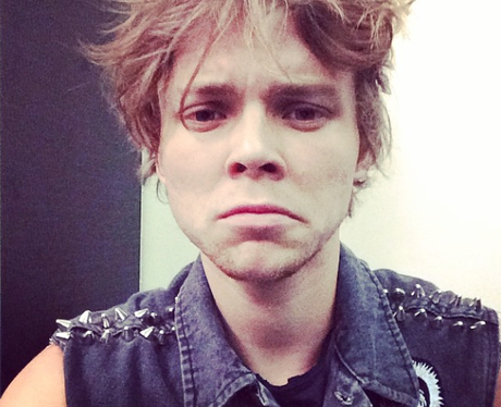 Hot Piece Of Ash: 20 Sexy Shots Of 5sos' Ashton Irwin - Capital