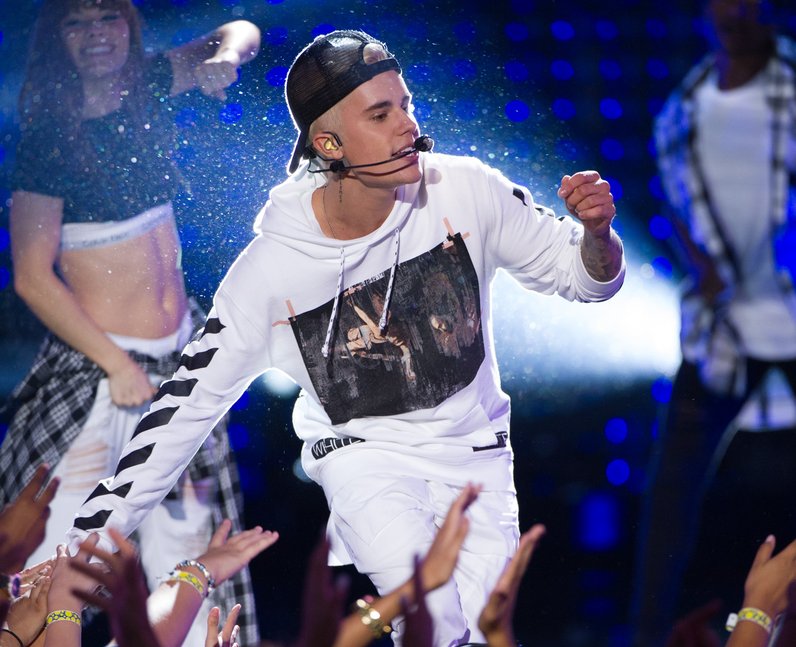 Justin Bieber Live 17 AWESOME Shots Of The 'Sorry' Star Tearing Up