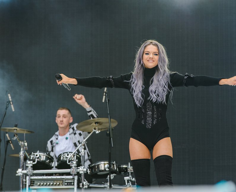 Looking really relaxed on stage, Louisa Johnson KILLED the vocals