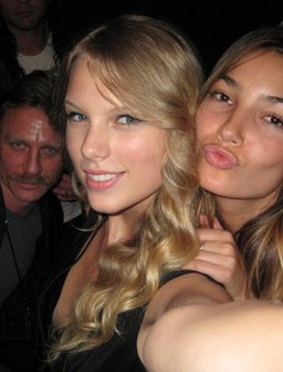 Daniel craig photobombs taylor swift