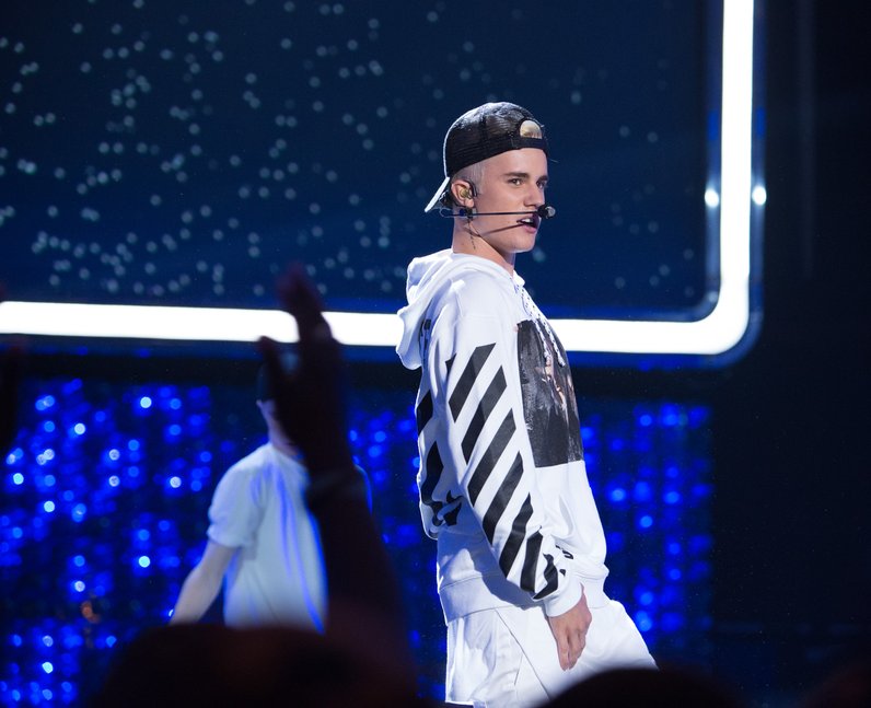 Justin Bieber Performs 'What Do You Mean?' LIVE In California - Capital